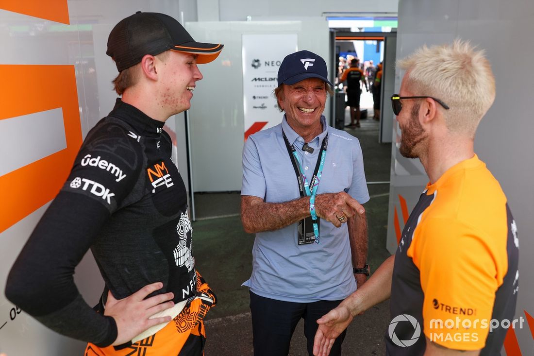 Taylor Barnard de Gran Bretaña y NEOM McLaren Formula E Team, y Sam Bird de Gran Bretaña y NEOM McLaren Formula E Team con Emerson Fittipaldi en el garaje.
