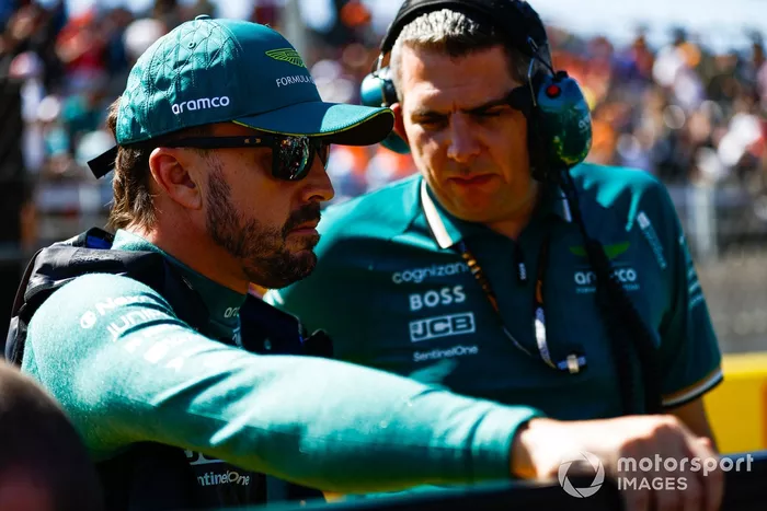 Fernando Alonso, Aston Martin F1 Team, en la parrilla de salida