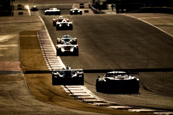 Acción en pista al atardecer