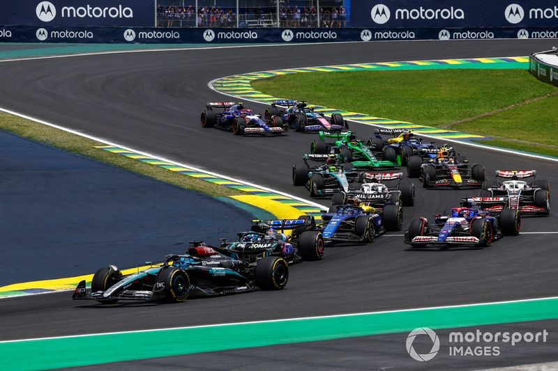 George Russell, Mercedes F1 W15, Pierre Gasly, Alpine A524, Alex Albon, Williams FW46 Liam Lawson, RB F1 Team VCARB 01, el resto del pelotón en la salida