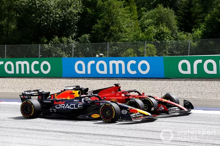 Max Verstappen, Red Bull Racing RB19, lucha con Charles Leclerc, Ferrari SF-23