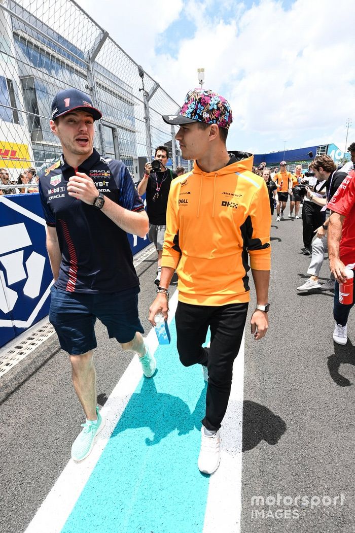 Max Verstappen, Red Bull Racing, Lando Norris, McLaren, hablan en el desfile de pilotos