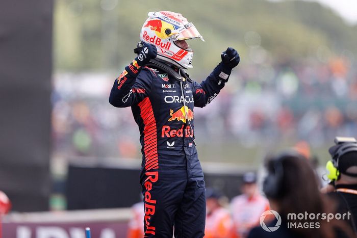 Max Verstappen, Red Bull Racing, 1ª posición, celebra su llegada al Parc Ferme