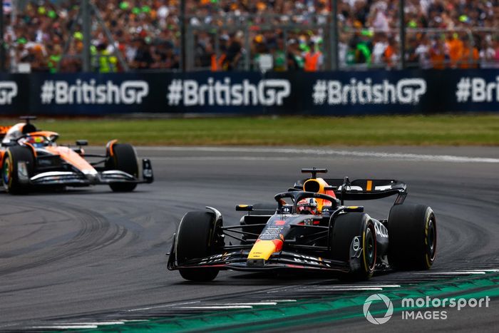 Max Verstappen, Red Bull Racing RB19, Oscar Piastri, McLaren MCL60