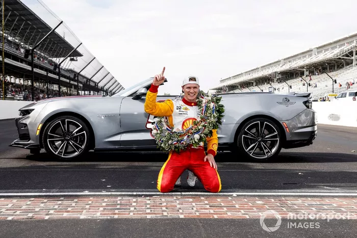 Ganador de la carrera Josef Newgarden, coche Chevroletpace del equipo Penske, ladrillos