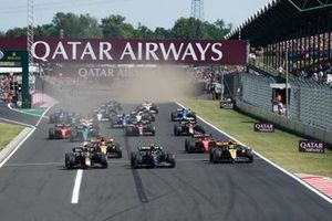 Lewis Hamilton, Mercedes F1 W14, Max Verstappen, Red Bull Racing RB19, Lando Norris, McLaren MCL60, Oscar Piastri, McLaren MCL60, Charles Leclerc, Ferrari SF-23, el resto de la parrilla en la salida.