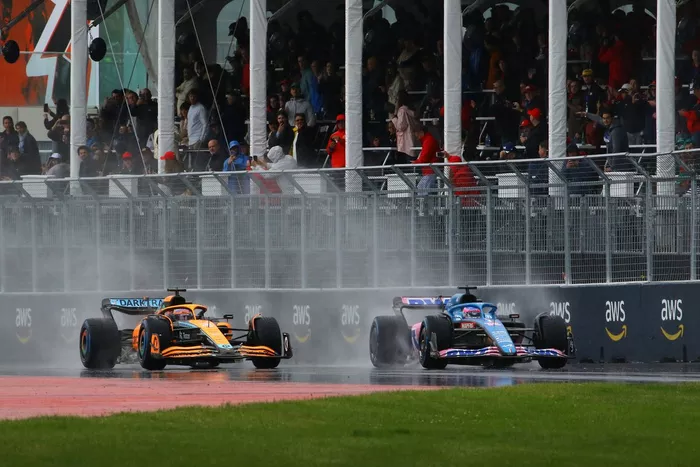 Fernando Alonso, Alpine A522, Daniel Ricciardo, McLaren MCL36