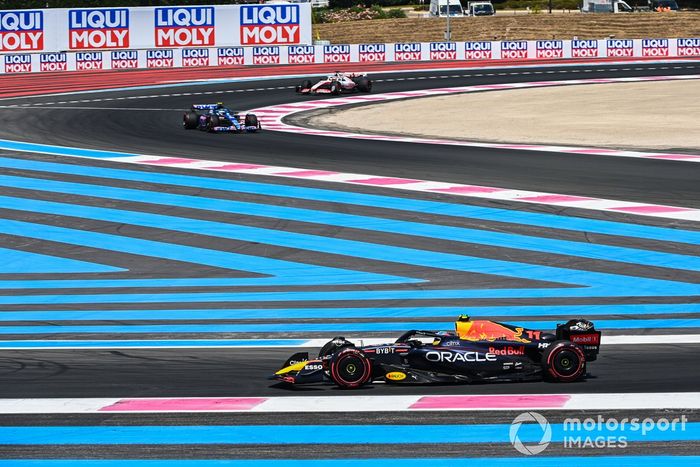 Sergio Pérez, Red Bull Racing RB18, Esteban Ocon, Alpine A522, Kevin Magnussen, Haas VF-22