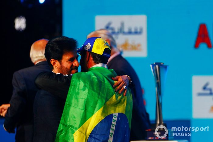 Lucas di Grassi, Venturi Racing, 1ª posición, es felicitado por Mohammed bin Sulayem, Presidente de la FIA 