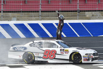 Chase Briscoe, Biagi-DenBeste Racing, Ford Mustang Nutri Chomps/Ford celebrates his win