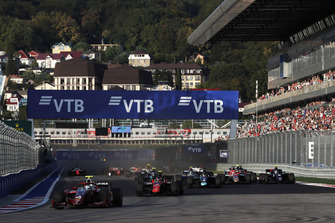 Nyck De Vries, PREMA Racing precede George Russell, ART Grand Prix alla partenza