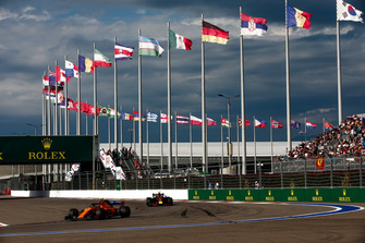 Stoffel Vandoorne, McLaren MCL33, devant Max Verstappen, Red Bull Racing RB14