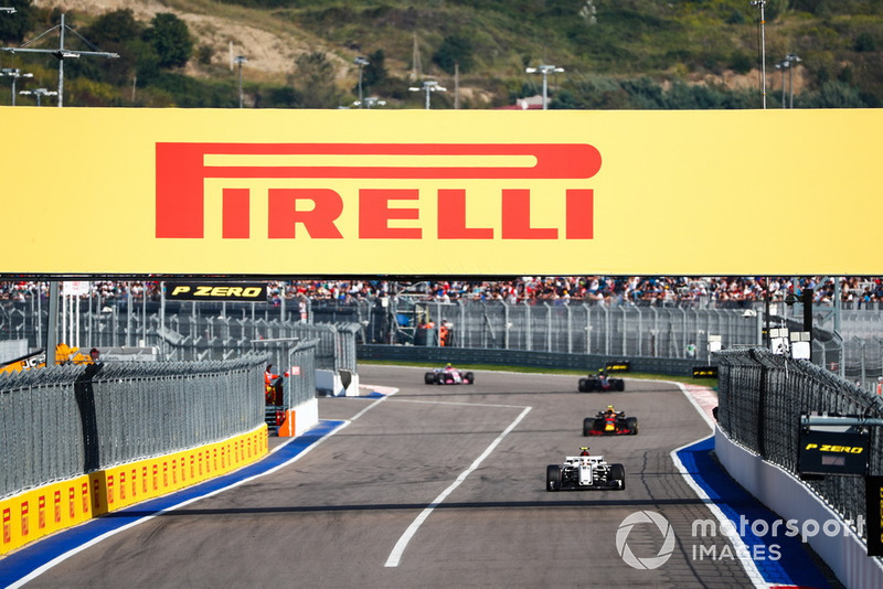Charles Leclerc, Sauber C37, precede Max Verstappen, Red Bull Racing RB14