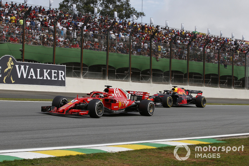 Sebastian Vettel, Ferrari SF71H y Daniel Ricciardo, Red Bull Racing RB14