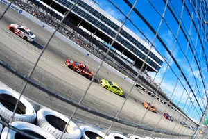 Brad Keselowski, Team Penske, Ford Fusion Wurth and Aric Almirola, Stewart-Haas Racing, Ford Fusion Smithfield Spirals