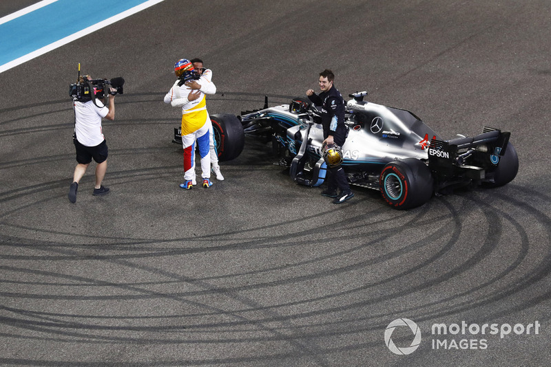 Fernando Alonso, McLaren, salue Lewis Hamilton, Mercedes AMG F1 W09 EQ Power+, à la fin de la course