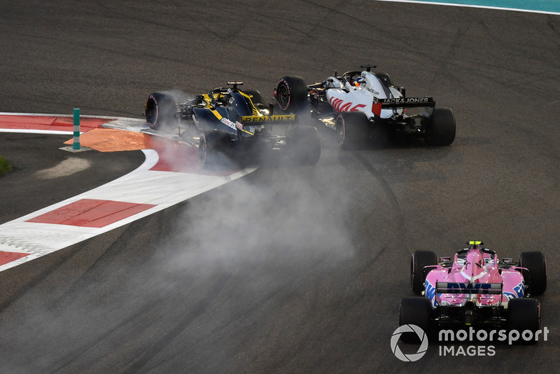 Nico Hulkenberg, Renault Sport F1 Team R.S. 18 bertarung melawan Romain Grosjean, Haas F1 Team VF-18