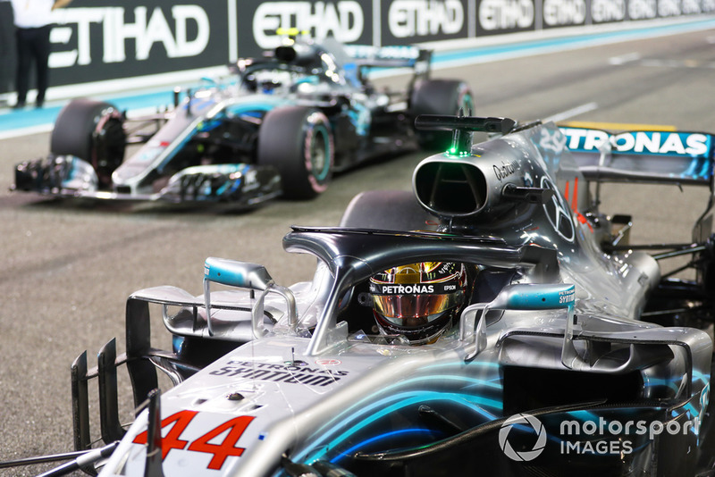 Lewis Hamilton, Mercedes AMG F1 W09 EQ Power+, e Valtteri Bottas, Mercedes AMG F1 W09 EQ Power+, ritornano in griglia, dopo le Qualifiche