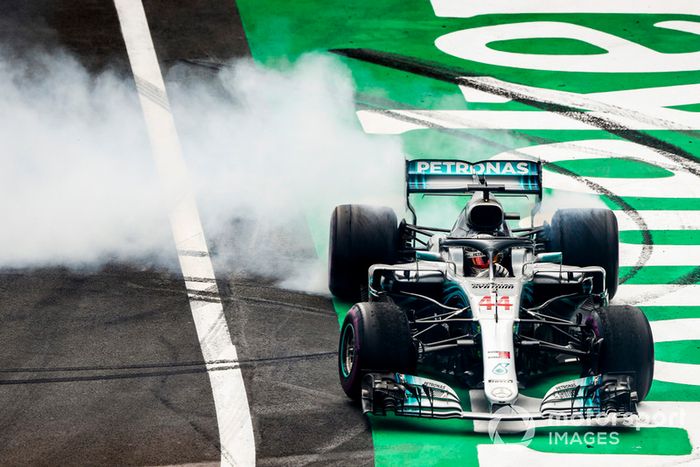 Lewis Hamilton, Mercedes AMG F1 W09 EQ Power +, realiza donas para celebrar su quinto título mundial de pilotos