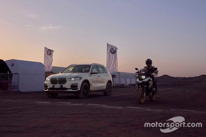 BMW X5 sur le circuit de Monza recréé dans le désert