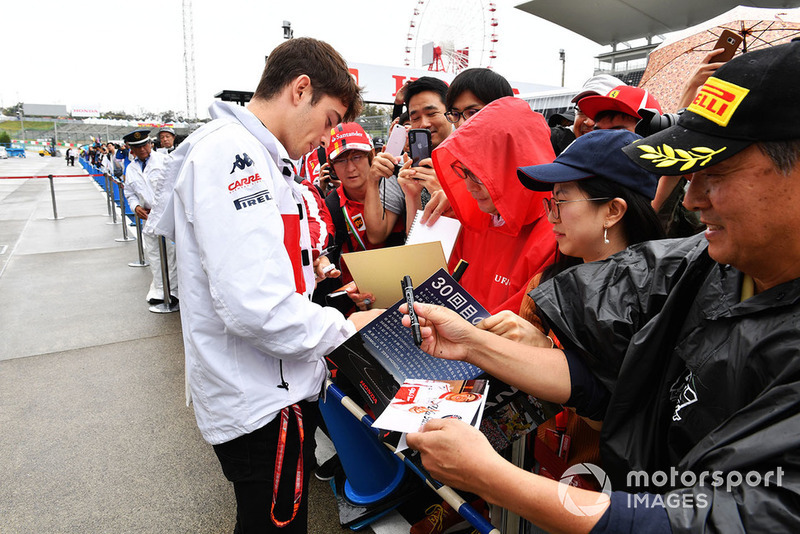 Charles Leclerc, Sauber signs autographs for the fans