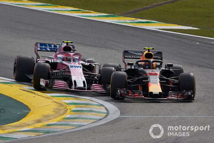 Max Verstappen, Red Bull Racing RB14, y Esteban Ocon, Racing Point Force India VJM11, se tocan