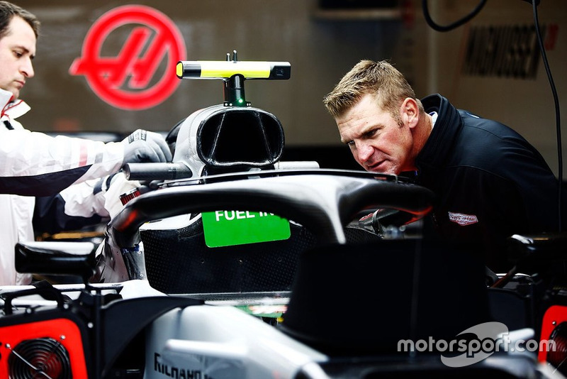 Гонщик NASCAR Клинт Бойер в гараже Haas