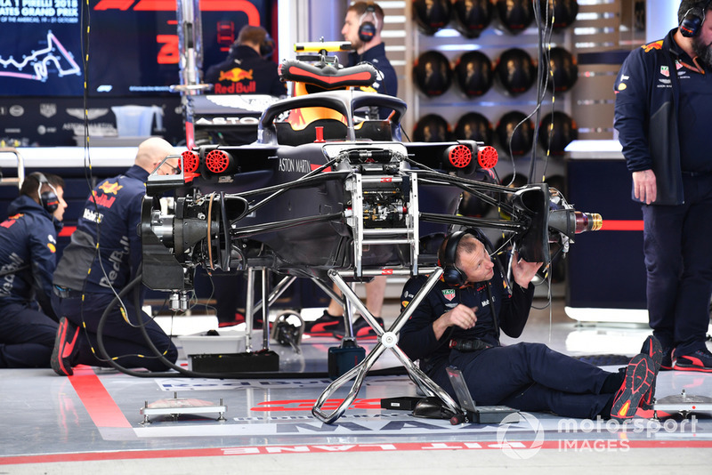La Red Bull Racing RB14 dans le garage