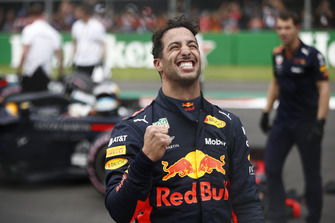 Le poleman Daniel Ricciardo, Red Bull Racing fête la pole position