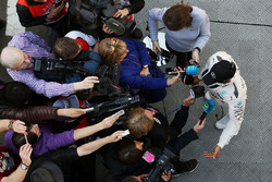 Lewis Hamilton, Mercedes AMG F1 Team con los medios