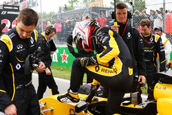 Kevin Magnussen, Renault Sport F1 Team RS16 on the grid