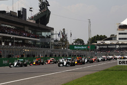 Льюис Хэмилтон, Mercedes AMG F1 W07 Hybrid лидирует на старте гонки