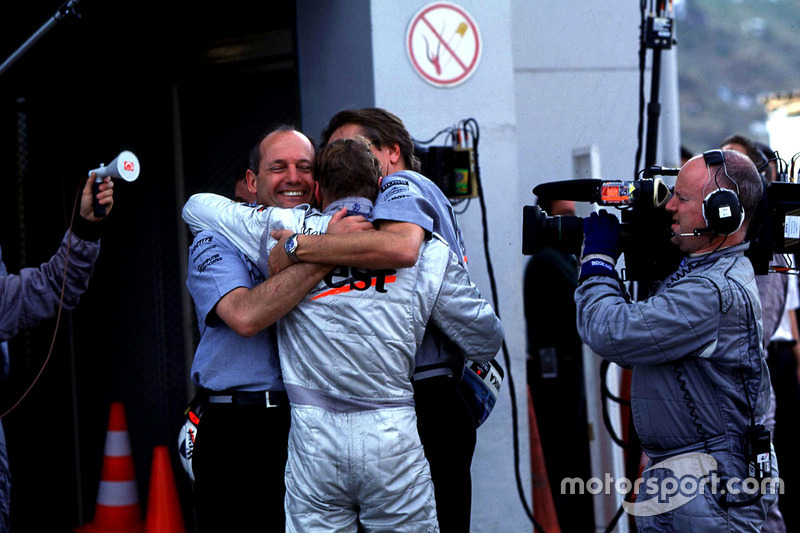1998: Ron Dennis y Mika Hakkinen celebran el campeonato del equipo