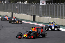 Даниэль Риккардо, Red Bull Racing RB12, и Фелипе Наср, Sauber C35