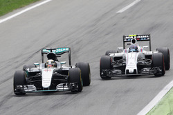 Zweikampf: Lewis Hamilton, Mercedes AMG F1 W07 Hybrid; Valtteri Bottas, Williams FW38