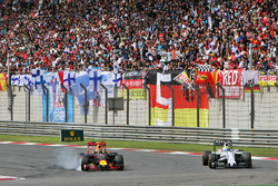 Daniil Kvyat, Red Bull Racing RB12, en Felipe Massa, Williams FW38, strijden om positie
