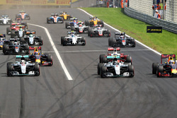 Arrancada: Lewis Hamilton, de Mercedes AMG F1 W07 híbrido lidera a Daniel Ricciardo, Red Bull Racing