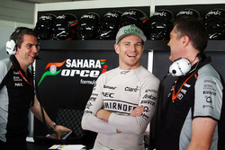 Nico Hulkenberg, Sahara Force India F1 con Bradley Joyce, ingegnere di pista Sahara Force India F1
