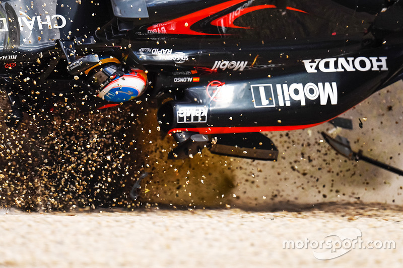 Fernando Alonso, McLaren MP4-31 in un enorme incidente