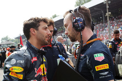 Daniel Ricciardo, Red Bull Racing; Simon Rennie, Red Bull Racing, Renningenieur