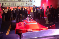 Maurizio Arrivabene, Team Principal Scuderia Ferrari, Sebasitan Vettel, e la Ferrari 126 CK