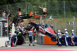 El dañado Scuderia Toro Rosso STR11 de Daniil Kvyat, después de que se estrelló durante la calificac