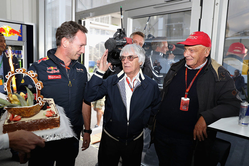 El jefe supremo de la F1 Bernie Ecclestone con un pastel de cumpleaños de parte de Christian Horner, Red Bull Racing director del equipo, Niki Lauda, Mercedes GP presidente no ejecutivo