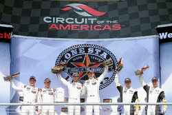 Podio GTLM: primer lugar #912 Porsche Team North America Porsche 911 RSR: Earl Bamber, Frédéric Mako