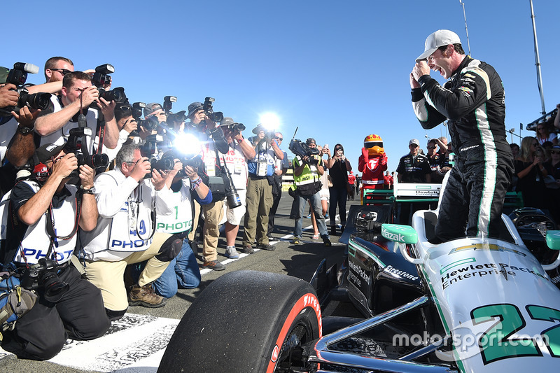 Ganador de la pole Simon Pagenaud, Team Penske Chevrolet celebra