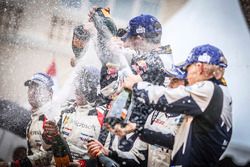 Podio: los ganadores Sébastien Ogier, Julien Ingrassia, M-Sport, los segundos Jari-Matti Latvala, Mi