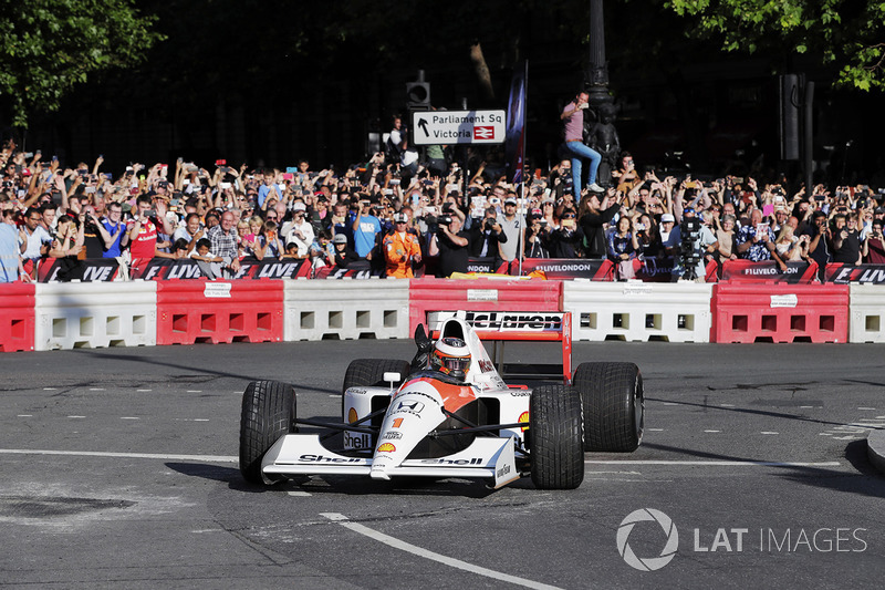 Stoffel Vandoorne, McLaren, conduce el McLaren MP4/6 1991