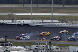 Denny Hamlin, Joe Gibbs Racing Toyota, chocamos con Brad Keselowski, Team Penske Ford