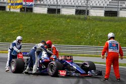 Carlos Sainz Jr., Scuderia Toro Rosso STR12 stops on track