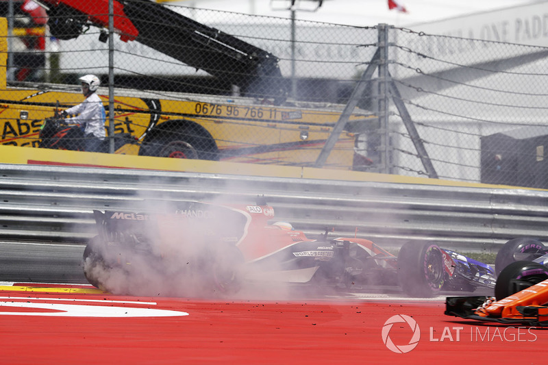 Daniil Kvyat, Scuderia Toro Rosso STR12, collides, Fernando Alonso, McLaren MCL32